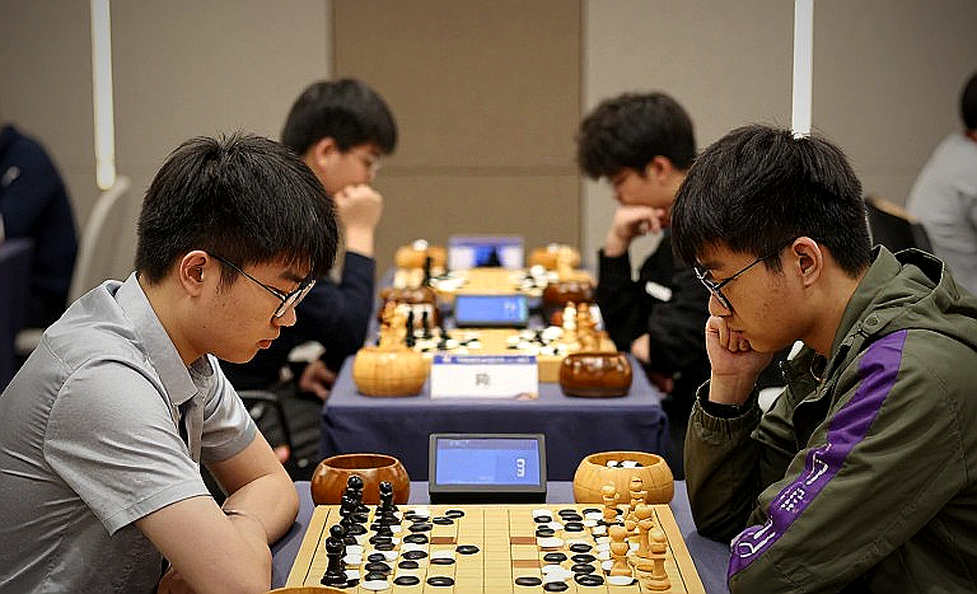 Carlsen Trở Lại Sau Mùa Bỏ Trốn: Khi 9 Ngày Cờ Nhanh Đo Lường Được Sự Kiệt Quẫn