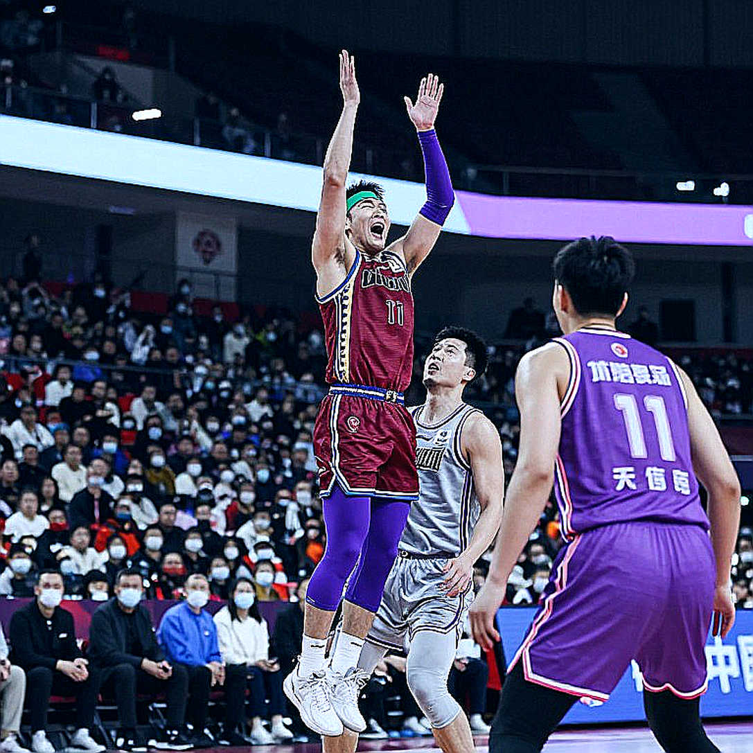 Louie Alas ở Ateneo: Một huấn luyện viên mang cả nền bóng rổ chuyên nghiệp vào sân đại học